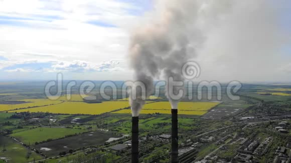 空中风景浓厚的浓烟来自工业管道与蓝天和大自然抗争视频的预览图