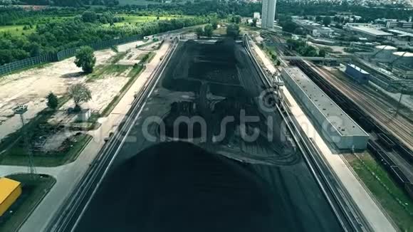 大堆煤的鸟瞰图视频的预览图