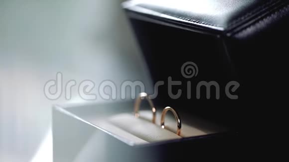 银婚戒指在黑盒宏观特写拍摄钻石首饰视频的预览图