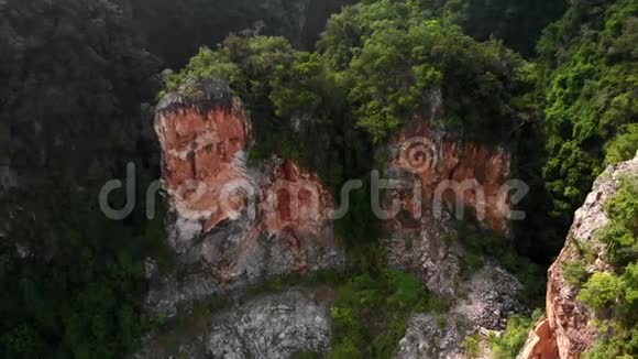 从空中拍摄的一个暴露在石灰石山后面的湖视频的预览图