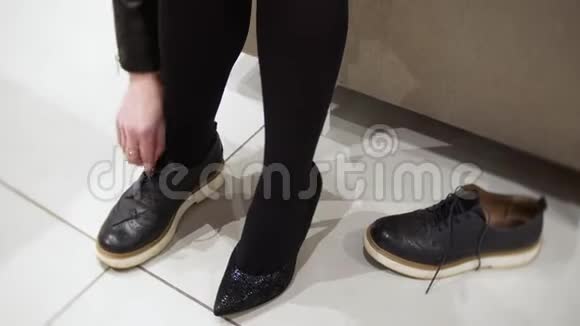 购物概念年轻女子尝试黑色高跟鞋在鞋店性感的腿4K电影视频的预览图