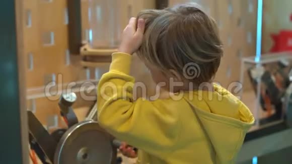 小男孩参观了一个儿童科学博物馆他用手泵压缩空气以制造一个塑料瓶视频的预览图
