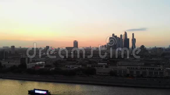 莫斯科城市莫斯科国际商务中心摩天大楼的日落空中拍摄莫斯科高空飞行视频的预览图