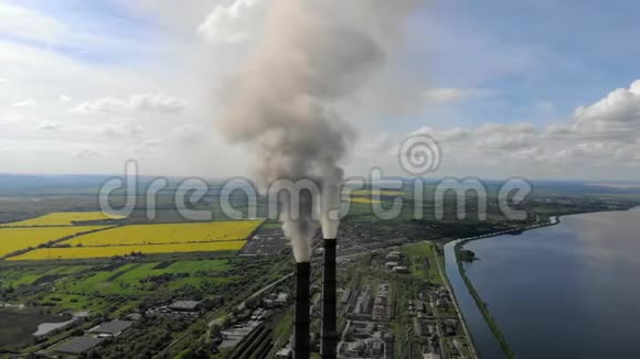 空中风景浓厚的浓烟来自工业管道与蓝天和大自然抗争视频的预览图