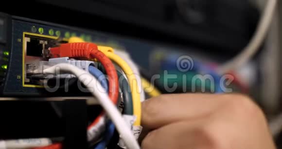 服务器电缆和灯具视频的预览图