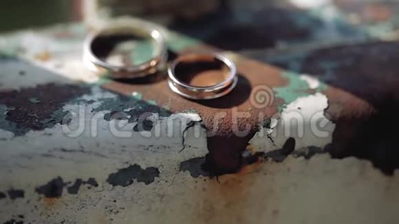 生锈金属宏观特写金银钻石首饰上的结婚戒指视频的预览图
