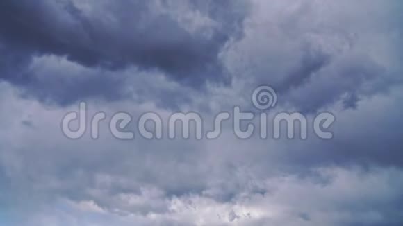难以置信的大雷雨云在天空中快速飞翔视频的预览图