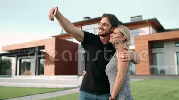 快乐的情侣在户外自拍幸福家庭自拍画像视频的预览图