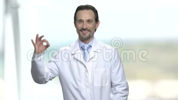 快乐的医生或科学家显示OK标志视频的预览图
