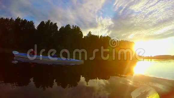日落时在河上划船人们划船后休息视频的预览图
