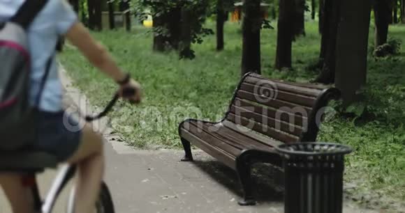 一个年轻的女人骑自行车停下来视频的预览图