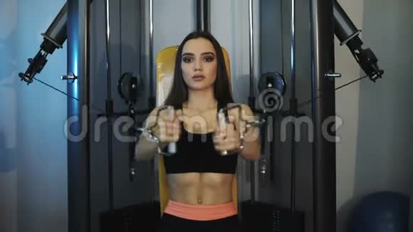 模拟器上的健身是一项锻炼手部和胸部肌肉的运动视频的预览图