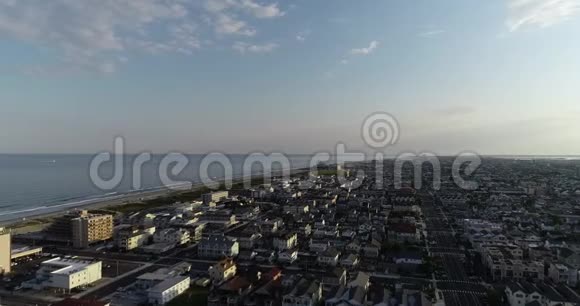 傍晚时分从空中无人机飞过新泽西海滩小镇在日落时看到Wildwood视频的预览图