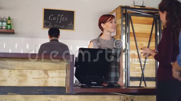 快乐的人在早上在咖啡馆买咖啡时用手机付钱食物及饮品服务视频的预览图