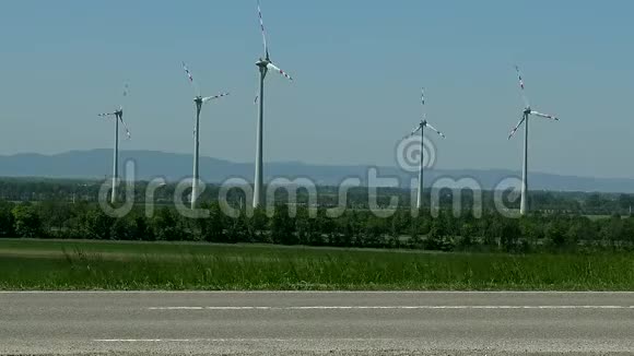 在奥地利一个多风的田野里风车在风中工作视频的预览图