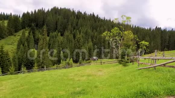 春山风景如画木栅栏隔着绿色茂盛的牧场山谷上有一座老房子视频的预览图
