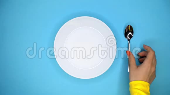 女人的手从蓝桌子上拿下小茶匙餐厅或咖啡厅的餐桌布置孤立对象视频的预览图
