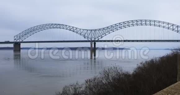 孟菲斯4K密西西比河大桥旁视频的预览图