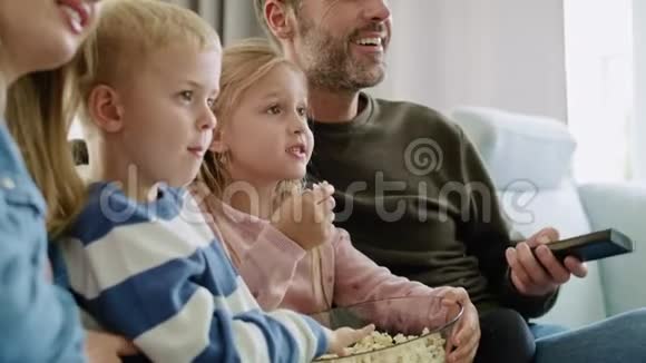 家人在客厅看电视视频的预览图