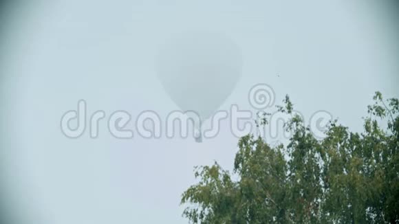 白色气球在白色天空的背景下飞行视频的预览图