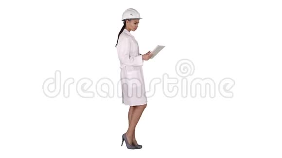 年轻的女工程师带着平板电脑走路看着白色背景上的物体视频的预览图