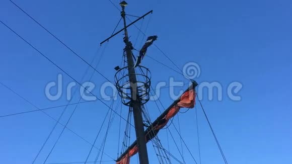 一艘历史性的船上的海盗旗视频的预览图