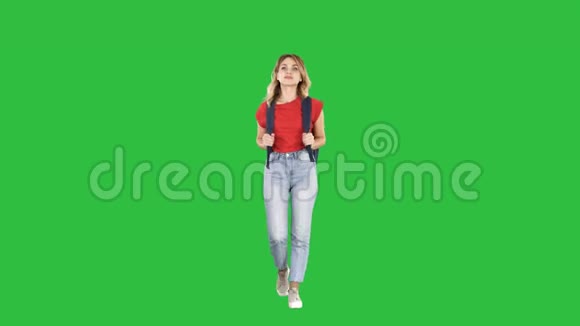 女徒步旅行年轻的女模特步行背包在绿色屏幕Chroma键视频的预览图