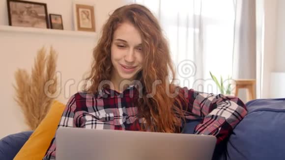 年轻女子浏览电脑视频的预览图