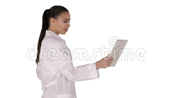 年轻的女医生手里拿着平板电脑在白色背景下打视频电话视频的预览图