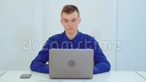 计算机键盘上的自由职业者打字视频的预览图