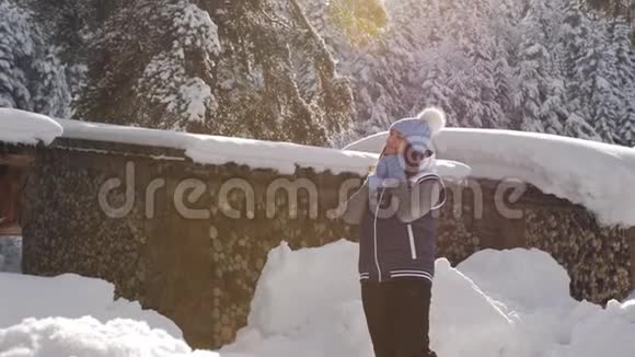查莱特附近山区森林中一个女孩的冬天画像视频的预览图