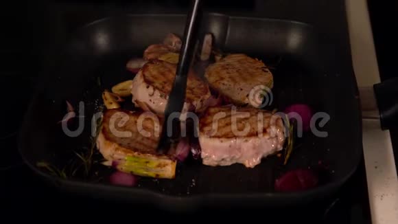 厨师在锅中烤肉视频的预览图