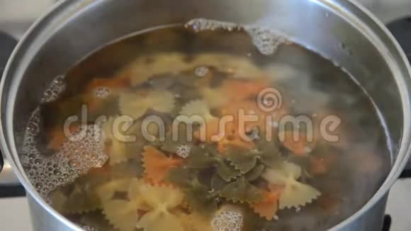 欧洲女性烹饪蝴蝶结面食法法勒视频的预览图