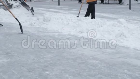 拖拉机从城市的积雪中清扫街道工作铲子耙雪暴风雪过后打扫卫生城市地区视频的预览图