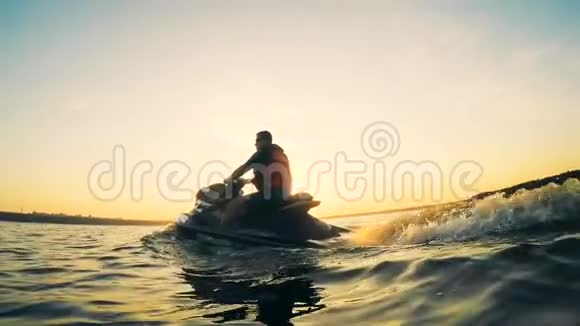 水面被摩托车上的司机划掉视频的预览图