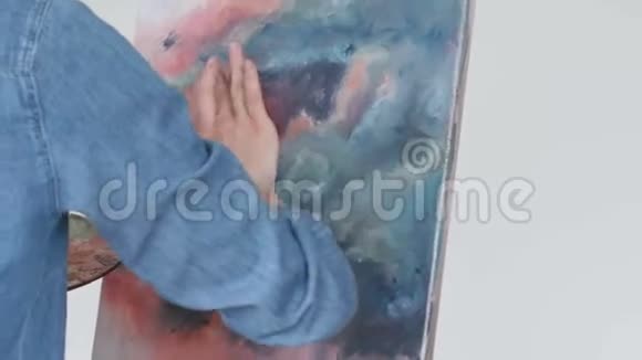女青年画家家中绘画创作后景视频的预览图