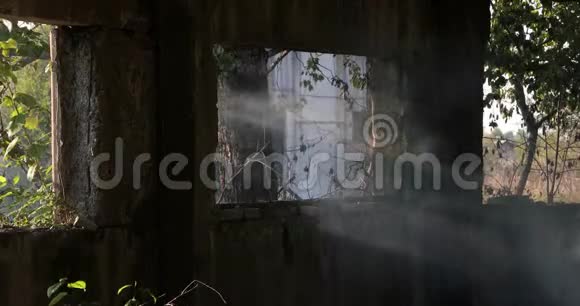 一座古老建筑的窗户被太阳的光摧毁烟尘也被摧毁视频的预览图