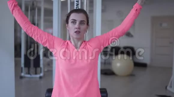 女性在健身房增加体重健身疗法中的人视频的预览图