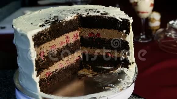 加入焦糖和樱桃切片大巧克力蛋糕视频的预览图