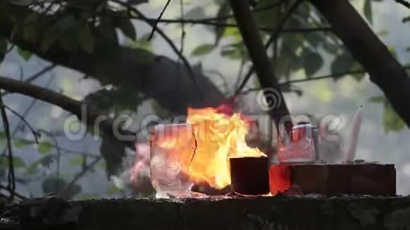 两个玻璃瓶之间燃烧的火焰视频的预览图