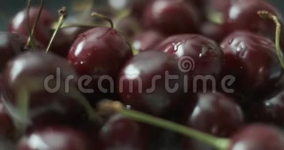 新鲜樱桃浆果上的一滴水一组成熟的自然生态成熟的红樱桃浆果的旋转视频的预览图