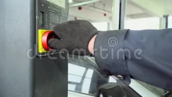 工人按下机器升降按钮视频的预览图