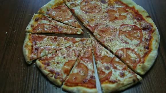 人手拿一片新鲜美味的披萨和西红柿视频的预览图