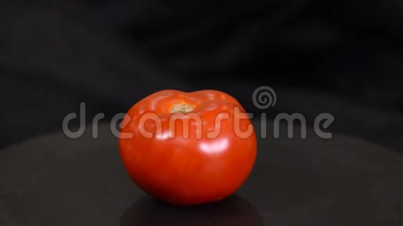 番茄旋转黑色背景视频的预览图