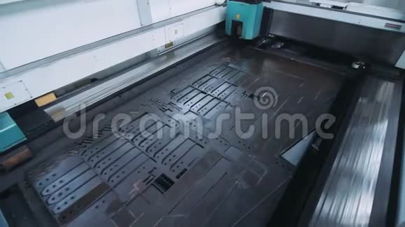 切割系统机器中金属板的移动现代金属加工技术视频的预览图