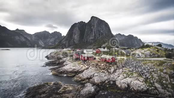 4k时间推移电影片段移动云时间推移传统的挪威渔民小屋罗布视频的预览图