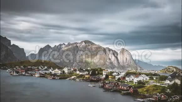 4k时间推移电影片段移动云在挪威传统渔民小屋罗布勒岛上视频的预览图