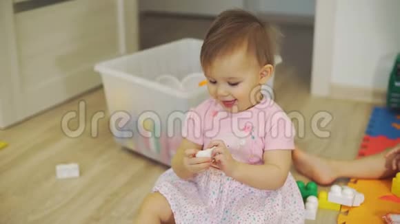 可爱的小女孩在家玩玩具熊视频的预览图