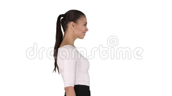 美丽优雅的西班牙裔商务女性在白色背景上行走和微笑视频的预览图