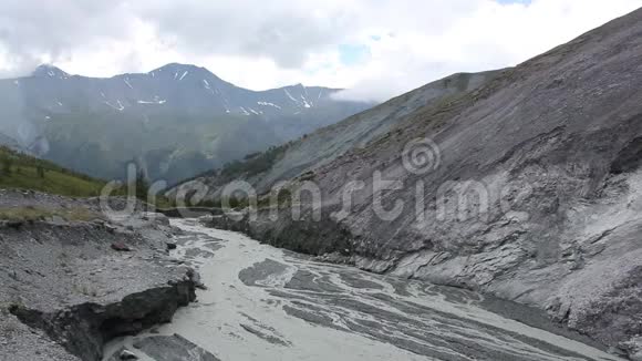 雅鲁河流入峡谷俯瞰喀拉图雷克阿尔泰山脉视频的预览图